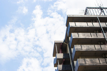 敷地売却ルール緩和で、老朽化マンションの建て替え促進へ