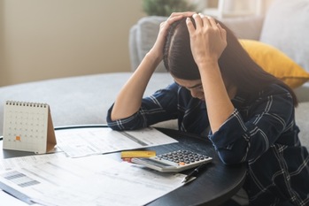 自己破産は年間6万人以上！ 投資で自己破産しないための安定投資先とは？