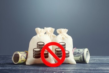 「ながらスマホ」で約1万円!?海外出張や旅行で気をつけたい罰金刑